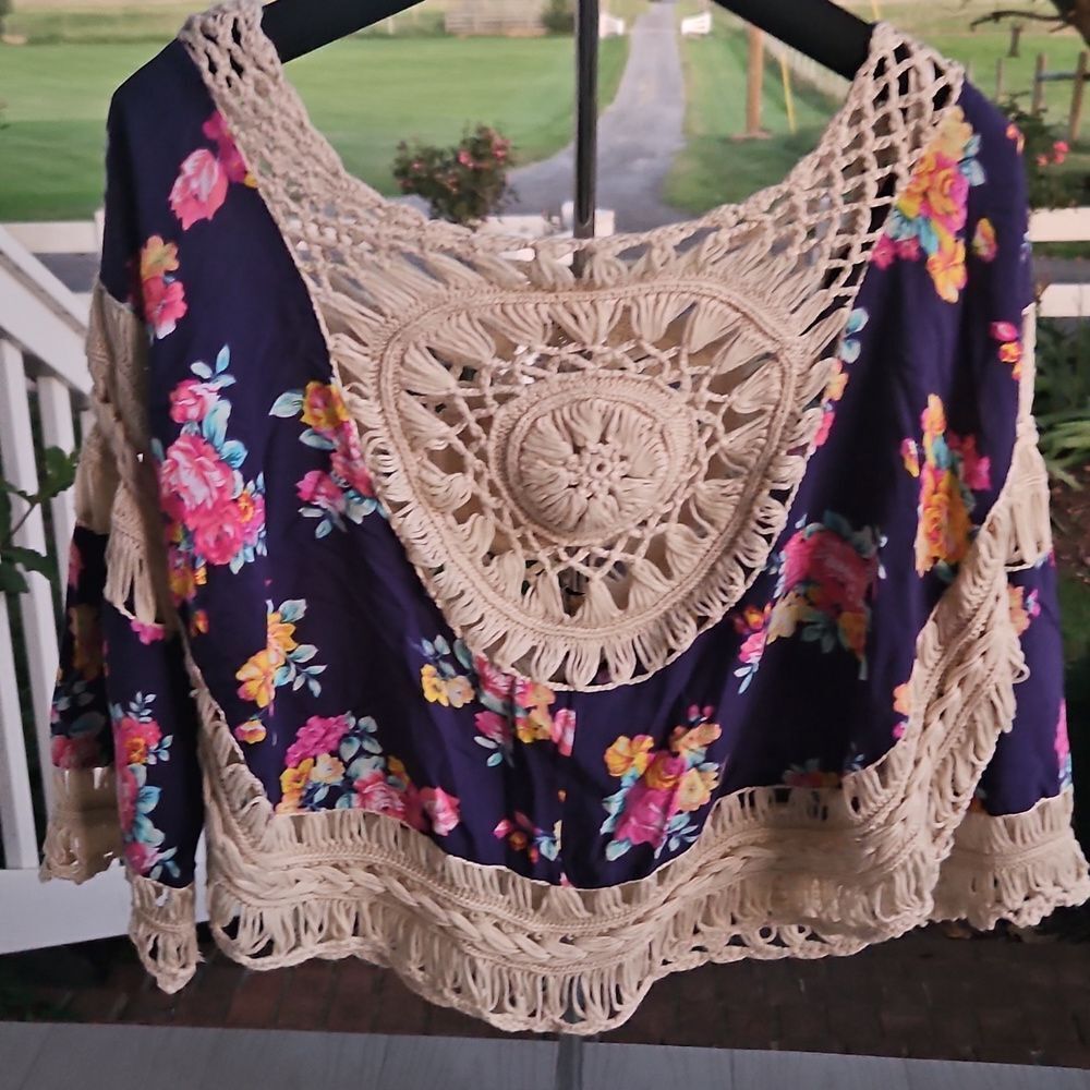 Love J Cream Floral Hippie Flowy Crochet Cover-Up Medium Preowned Good Condition